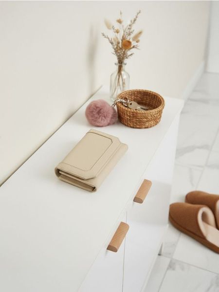 Gładki portfel na zatrzask - kremowy. Białe portfele damskie Sinsay, bez wzorów. Za 29.99 zł.