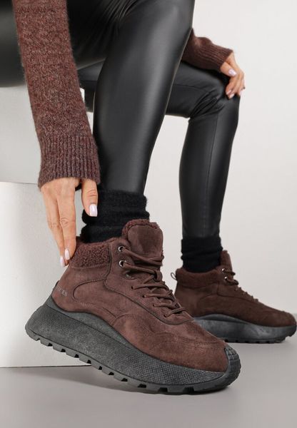 Brązowe Sneakersy Śniegowce Vices na Grubej Podeszwie Ozdobione Futerkiem i Napisem Nelinena. Brązowe śniegowce i trapery damskie Born2be, z futra. Za 104.99 zł.