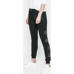Femi Stories - Spodnie Sky. Szare spodnie sportowe damskie Femi Stories, z bawełny. W wyprzedaży za 139.90 zł.
