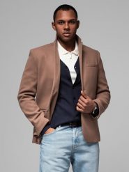 Marynarka męska casual z ozdobnymi guzikami na mankietach - jasnybrąz V2 - Rozmiar: L. Brązowe marynarki męskie Ombre Clothing, bez wzorów, casualowe. W wyprzedaży za 149.99 zł.