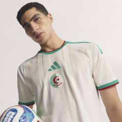 Koszulka Algeria 26 Home Authentic. Białe koszulki sportowe męskie Adidas, bez wzorów, bez kołnierzyka, bez ramiączek, do piłki nożnej, climacool (adidas). Za 649.00 zł.