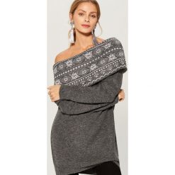 Sweter z szerokim kołnierzem - Szary. Swetry damskie marki Mohito. W wyprzedaży za 39.99 zł.