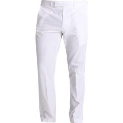 Polo Ralph Lauren Golf TAILOREDFIT Spodnie materiałowe white. Spodnie sportowe męskie Polo Ralph Lauren Golf, z materiału, sportowe. Za 549.00 zł.