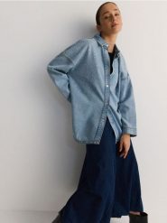 Jeansowa koszula z aplikacją - niebieski. Niebieskie koszule damskie Reserved, l, z aplikacjami, z bawełny, bez kołnierzyka, bez ramiączek. W wyprzedaży za 99.99 zł.