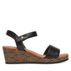 Sandały Marco Tozzi. Czarne sandały damskie Marco Tozzi, bez wzorów, bez obcasa, na koturnie, bez zapięcia. Za 249.99 zł.