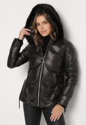 Czarna Kurtka z Oryginalnym Pikowaniem i Kapturem z Futerkiem Nallisa. Czarne kurtki damskie Born2be, l, bez wzorów, z dzianiny. Za 199.99 zł.