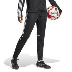 Damskie spodnie dresowe adidas Squadra25. Białe spodnie dresowe damskie Adidas, s, bez wzorów, z dresówki. Za 131.99 zł.