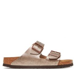 Klapki Birkenstock. Brązowe klapki damskie Birkenstock, bez wzorów, bez obcasa. Za 449.99 zł.