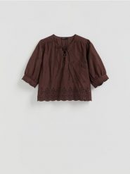 Bluzka z ażurowym wzorem - brązowy. Brązowe bluzki damskie Reserved, l, w ażurowe wzory, z bawełny, bez kołnierzyka, bez ramiączek. Za 119.99 zł.