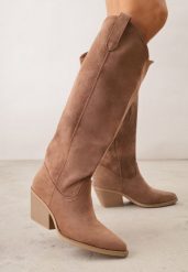 Jasnobrązowe Kozaki Kowbojki na Stożku z Gładką Cholewką z Imitacji Zamszu Halille. Brązowe kozaki damskie Renee, z materiału, z otwartym noskiem, bez obcasa, na obcasie. Za 199.99 zł.