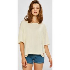 Pepe Jeans - Top Mai. Szare topy damskie Pepe Jeans, z nadrukiem, z bawełny, z okrągłym kołnierzem, z krótkim rękawem. W wyprzedaży za 99.90 zł.