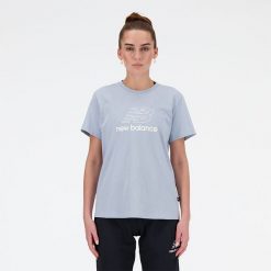 Koszulka damska New Balance WT41816LAY – niebieska. Niebieskie koszulki sportowe damskie New Balance, s, bez wzorów, z materiału, eleganckie, bez kołnierzyka. Za 69.99 zł.