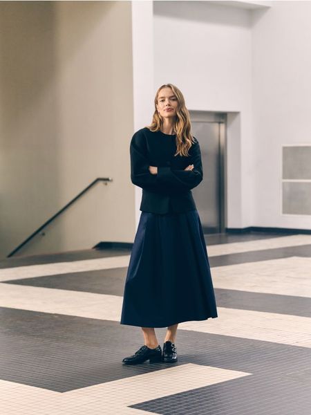 Spódnica midi z paskiem - granatowy. Niebieskie spódnice damskie Reserved, l, bez wzorów, z bawełny, midi, rozkloszowane. W wyprzedaży za 79.99 zł.