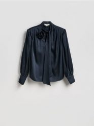 Bluzka z ozdobnym wiązaniem - granatowy. Niebieskie bluzki damskie Reserved, l, bez wzorów, z tkaniny, bez kołnierzyka, bez ramiączek. Za 179.99 zł.