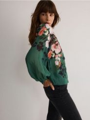 Wzorzysta bluzka z wiskozą - zielony. Zielone bluzki damskie Reserved, l, bez wzorów, z tkaniny, bez kołnierzyka, bez ramiączek. W wyprzedaży za 99.99 zł.