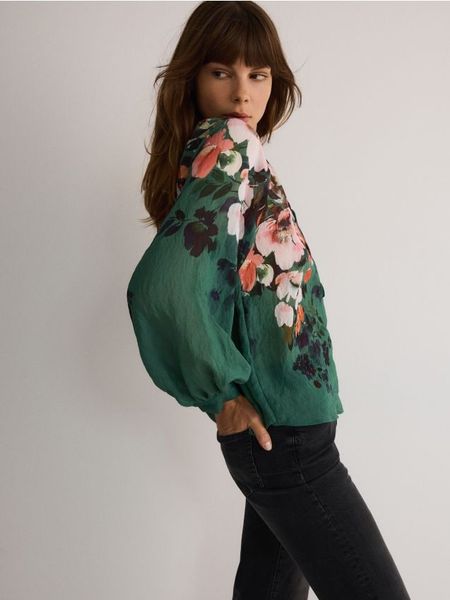 Wzorzysta bluzka z wiskozą - zielony. Zielone bluzki damskie Reserved, l, bez wzorów, z tkaniny, bez kołnierzyka, bez ramiączek. W wyprzedaży za 99.99 zł.