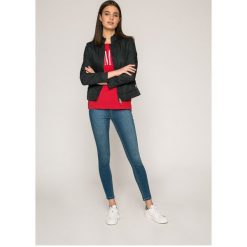 Tommy Jeans - Top. Szare topy damskie Tommy Jeans, z aplikacjami, z dzianiny, z okrągłym kołnierzem, z krótkim rękawem. W wyprzedaży za 129.90 zł.