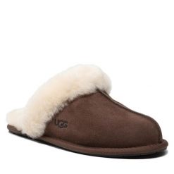 Kapcie Ugg. Brązowe kapcie damskie UGG, bez wzorów. Za 419.99 zł.