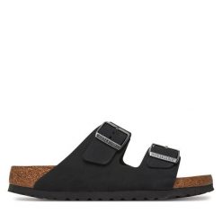 Klapki Birkenstock. Czarne klapki damskie Birkenstock, bez wzorów, bez obcasa. Za 399.99 zł.