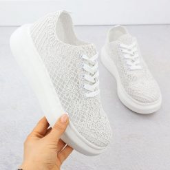 Półbuty damskie na platformie koronkowe białe Vinceza 17371. Białe półbuty damskie VINCEZA, bez wzorów, z koronki, eleganckie, bez obcasa, na platformie, bez zapięcia. Za 129.99 zł.