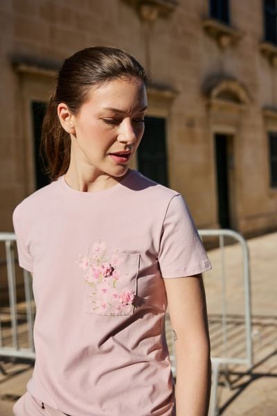 T-shirt z kieszonką różowy. Czerwone bluzki damskie MOODO, l, bez wzorów, z bawełny, bez kołnierzyka, bez ramiączek. Za 59.99 zł.