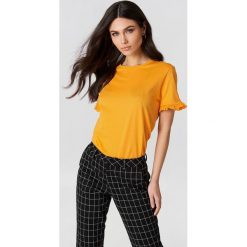 NA-KD T-shirt z falbanką - Orange. T-shirty damskie NA-KD, z bawełny, z falbankami. W wyprzedaży za 18.29 zł.