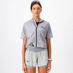 Kurtka przeciwwiatrowa krótka Damska Bieganie VENTIL WINDBREAKER. Szare kurtki sportowe damskie BODYCROSS, na zimę, l, bez wzorów, z materiału, bez kaptura, do biegania. Za 490.99 zł.