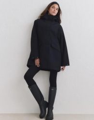 Damska kurtka wodoodporna z kapturem Waterproof Hood czarna. Czarne kurtki damskie Aim'n, m, bez wzorów, z materiału, z kapturem. Za 775.00 zł.