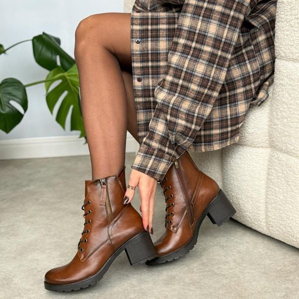 Brązowe sznurowane botki damskie, trapery na obcasie Potocki 12181. Brązowe śniegowce i trapery damskie POTOCKI, ze skóry. Za 229.00 zł.