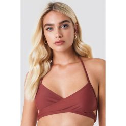 NA-KD Swimwear Góra od bikini cross front - Red. Bikini damskie marki NA-KD Swimwear. W wyprzedaży za 24.28 zł.