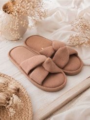 Kapcie z ozdobnym wiązaniem - beżowy. Brązowe kapcie damskie Sinsay, bez wzorów. Za 19.99 zł.