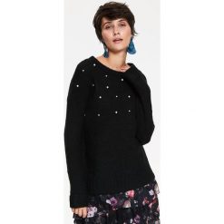SWETER DAMSKI Z PERŁAMI, LUŹNY. Swetry damskie TOP SECRET. W wyprzedaży za 39.99 zł.
