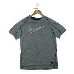 Nike PRO koszulka męska z krótkim rękawem. Szare koszulki sportowe męskie Nike, l, bez wzorów, z materiału, bez kołnierzyka, bez ramiączek, na fitness i siłownię. Za 63.86 zł.