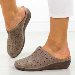 Khaki klapki damskie na koturnie Potocki 24301. Brązowe klapki damskie POTOCKI, bez wzorów, z jeansu, biznesowe, bez obcasa, na koturnie. W wyprzedaży za 116.10 zł.
