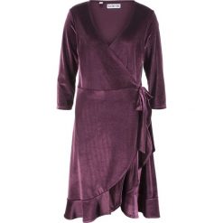 Sukienka aksamitna kopertowa z kolekcji Maite Kelly bonprix czarny bez. Sukienki damskie marki bonprix. Za 79.99 zł.