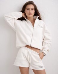 Damska bluza rozpinana, wysoki kołnierz bawełniana mieszanka Script złamana biel. Białe bluzy damskie Aim'n, m, bez wzorów, z bawełny, bez kaptura. Za 381.00 zł.