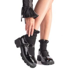 Lakierowane czarne loafersy na grubej podeszwie. Czarne półbuty damskie bez wzorów, z lakierowanej skóry, bez obcasa, bez zapięcia. Za 197.04 zł.