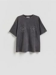 T-shirt z błyszczącą aplikacją - ciemnoszary. Szare t-shirty damskie Reserved, l, z aplikacjami, z bawełny, bez kołnierzyka. Za 79.99 zł.