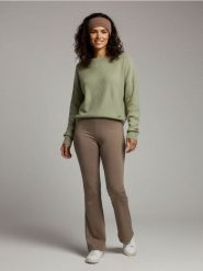 Sweter w strukturalny wzór z wiskozą - zielony. Zielone swetry damskie Sinsay, l, bez wzorów, z wiskozy, bez kołnierzyka, bez ramiączek, bez kaptura. Za 39.99 zł.