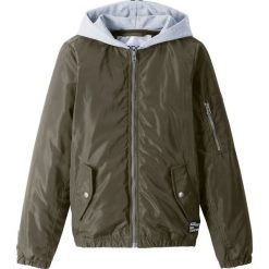 Kurtka pilotka z kapturem bonprix ciemnooliwkowy. Kurtki i płaszcze dla chłopców marki bonprix. Za 124.99 zł.