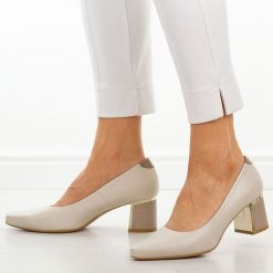 Beżowe Rx skórzane Polskie czółenka damskie Suzana 4502. Brązowe czółenka damskie Suzana, bez wzorów, ze skóry, eleganckie, bez obcasa, na słupku, bez zapięcia. Za 439.00 zł.