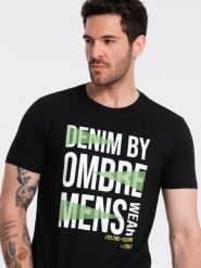 Męski bawełniany t-shirt z dużym napisem – czarny V2 - Rozmiar: S. Czarne t-shirty męskie Ombre Clothing, m, bez wzorów, z bawełny, bez kołnierzyka. W wyprzedaży za 19.99 zł.