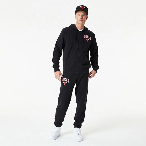 Bluza z kapturem Chicago Bulls Essentials. Czarne bluzy męskie New Era, m, bez wzorów, z kapturem. W wyprzedaży za 272.80 zł.