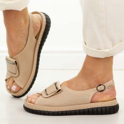 Beżowe skórzane sandały damskie T.Sokolski 475. Brązowe sandały damskie Sokolski, z aplikacjami, z jeansu, bez obcasa, na platformie, bez zapięcia. W wyprzedaży za 192.72 zł.