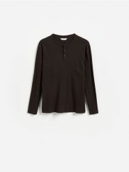 Longsleeve slim fit - ciemnobrązowy. Brązowe bluzki z długim rękawem męskie Reserved, l, bez wzorów, z bawełny, bez kołnierzyka. Za 79.99 zł.