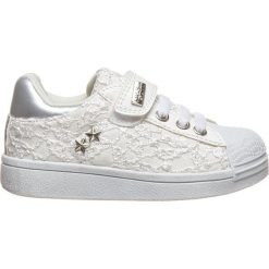 Sneakersy w kolorze białym. Białe trampki i tenisówki dziewczęce marki Barbie, Miss Sixty, bez wzorów, z gumy. W wyprzedaży za 82.95 zł.