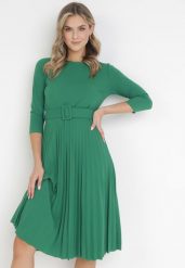 Zielona Sukienka Plisowana z Paskiem Gonge. Zielone sukienki damskie Born2be, na co dzień, bez wzorów, eleganckie, bez kołnierzyka, bez ramiączek, midi, dopasowane. Za 109.99 zł.