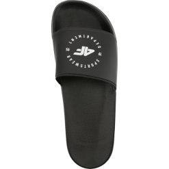 Klapki damskie KLD202 - głęboka czerń. Czarne klapki damskie 4f, bez wzorów, bez obcasa. Za 59.99 zł.