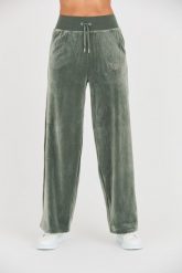JUICY COUTURE Zielone spodnie Bexley Velour Track Pants. Zielone spodnie dresowe damskie Juicy Couture, s, bez wzorów, z dresówki. W wyprzedaży za 319.99 zł.