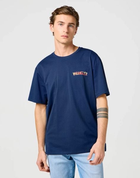 MESKA KOSZULKA WRANGLER BIG GRAPHIC TEE NAVY 112362808. Niebieskie t-shirty męskie Wrangler, m, bez wzorów, bez kołnierzyka. Za 79.99 zł.
